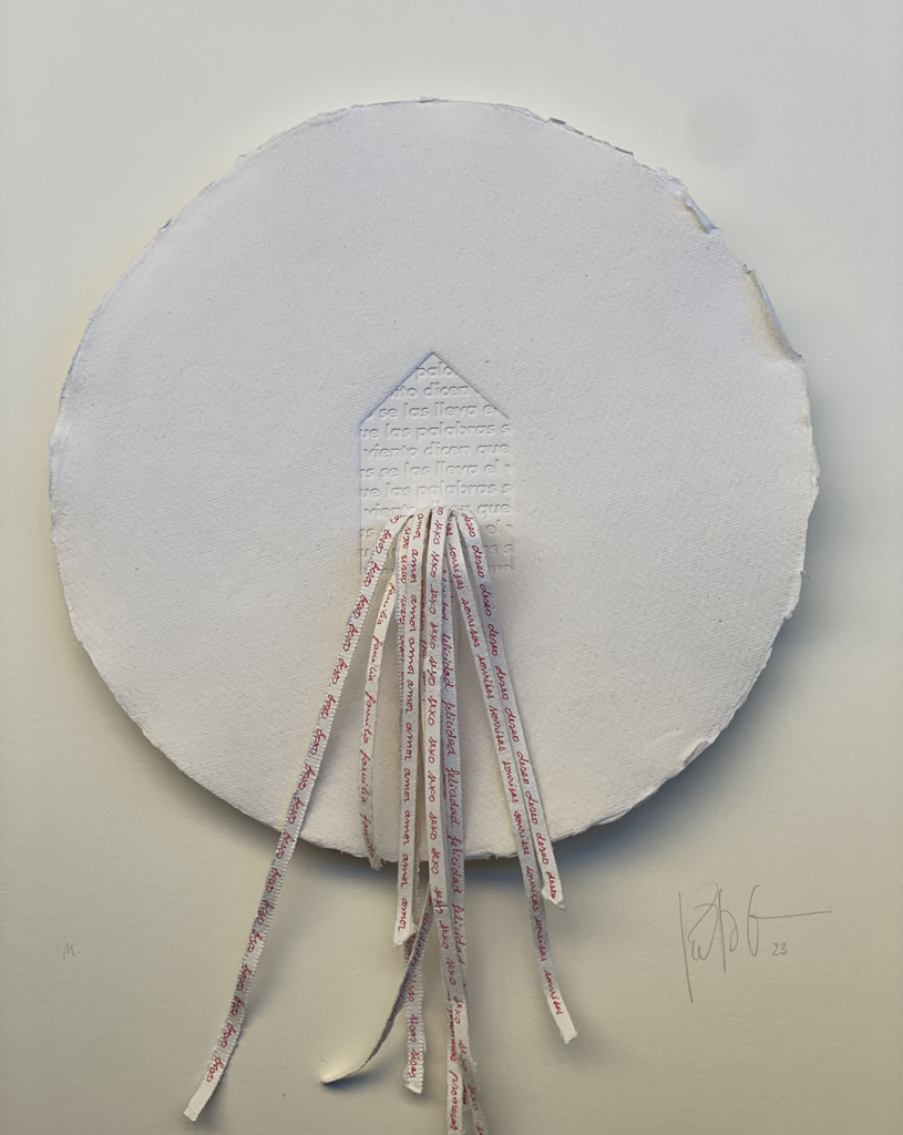 DICEN QUE LAS PALABRAS SE LAS LLEVA EL VIENTO Grabado gofrado intervenido con papel hecho a mano 320 g 40x40 cm / THEY SAY THE WORDS TAKE THEM AWAY WIND Embossed engraving intervened with handmade paper 320 g 40x40 cm