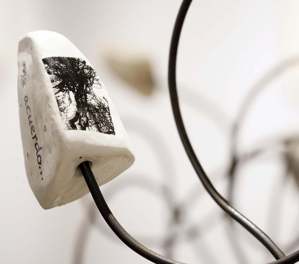 Madera, hierro y cerámica serigraﬁada / Wood, iron, and screen-printed ceramics