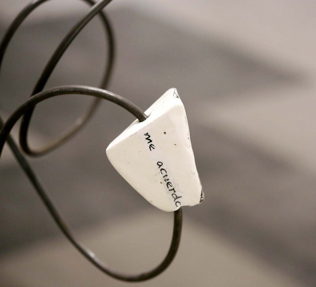 Madera, hierro y cerámica serigraﬁada / Wood, iron, and screen-printed ceramics