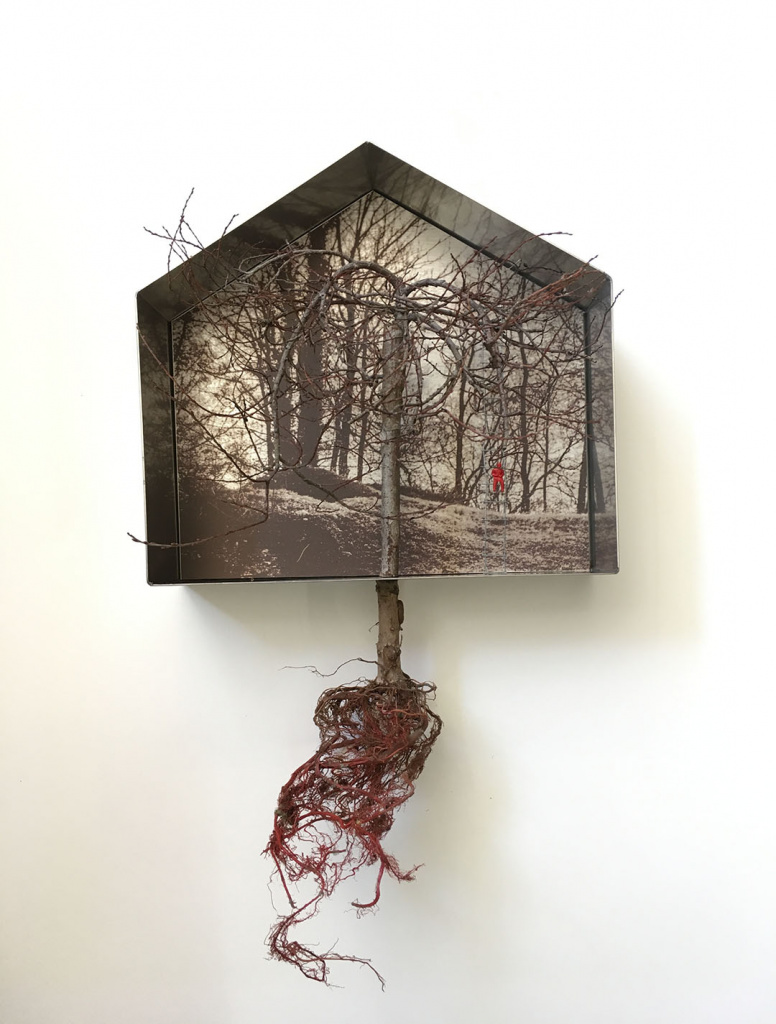 LA ESPERA Impresión digital sobre plancha de aluminio acero y ensamblaje 48×30 cm / THE WAITING Digital print on aluminum steel plate and assembly 48×30 cm