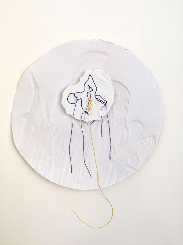 LIRIO 2 Grabado gofrado (papel hecho a mano e hilo), 30×30 cm / LILY 2 Embossed print (handmade paper and thread), 30×30 cm
