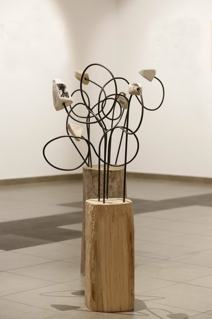 Madera, hierro y cerámica serigraﬁada / Wood, iron, and screen-printed ceramics