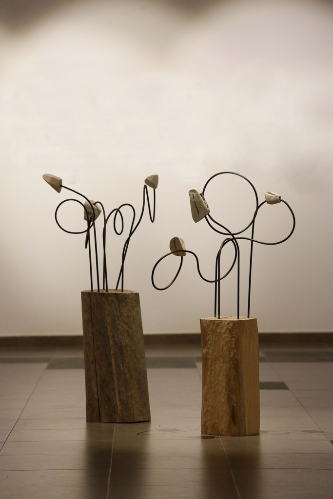 Madera, hierro y cerámica serigraﬁada / Wood, iron, and screen-printed ceramics