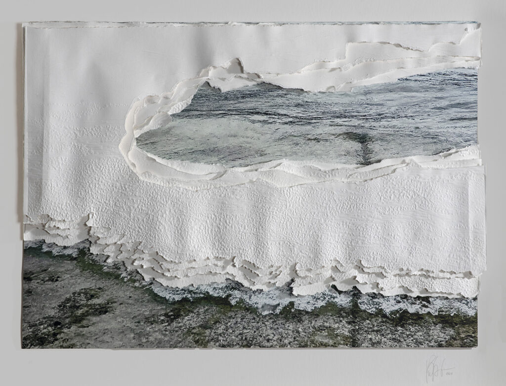 Grabado gofrado e imagen digital sobre 3 papeles superpuestos Rosa Espina de Hahnemühle de 300 g 55×40 cm / Embossed engraving and digital image on 3 superimposed Hahnemühle Thorn Pink papers of 300 g 55×40 cm