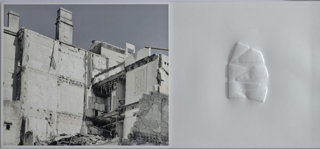 EL LUGAR DE LA MEMORIA Grabado gofrado e imagen digital sobre papel Canson Infinity Velin Museum 350 g 55×24 cm / THE PLACE OF MEMORY Embossed engraving and digital image on Canson Infinity Velin Museum paper 350 g 55×24 cm